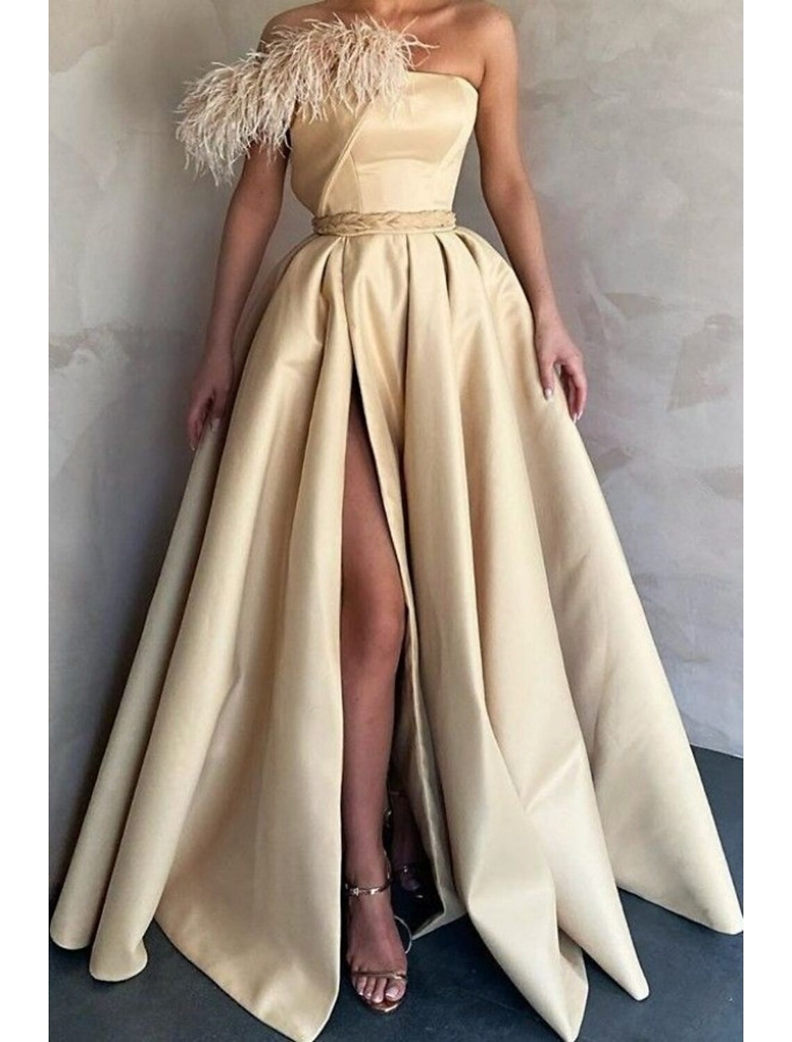 Black Sheath / Column Evening Gown Party Dress Wedding Guest Tie Gala Floor Length Sleeveless Strapless with Feather Slit