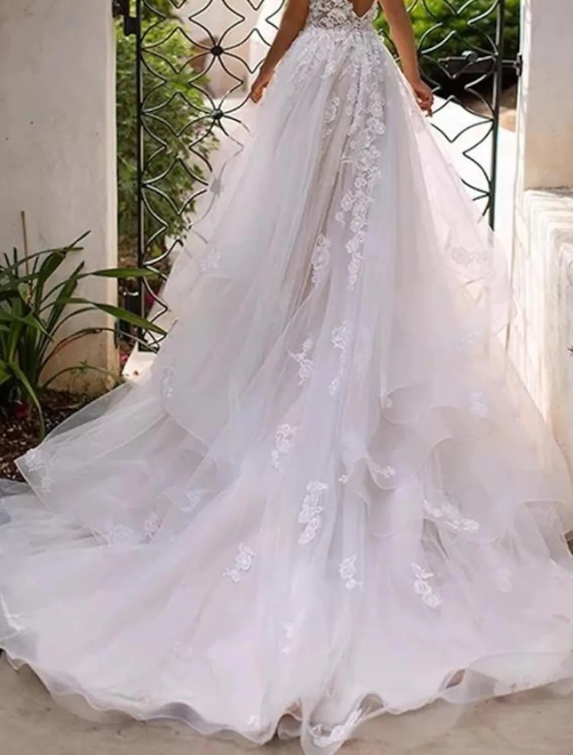 Beach Open Back Sexy Wedding Dresses Chapel Train A-Line Sleeveless V Neck With Appliques