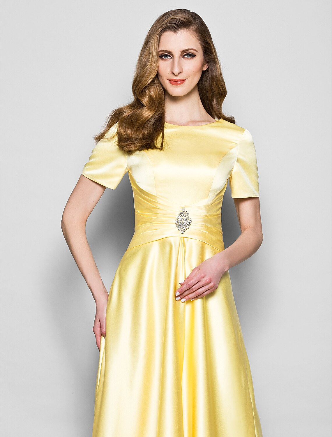 Mother of the Bride Dress Vintage Plus Size Elegant Floor Length Short Sleeve with Ruched Crystals