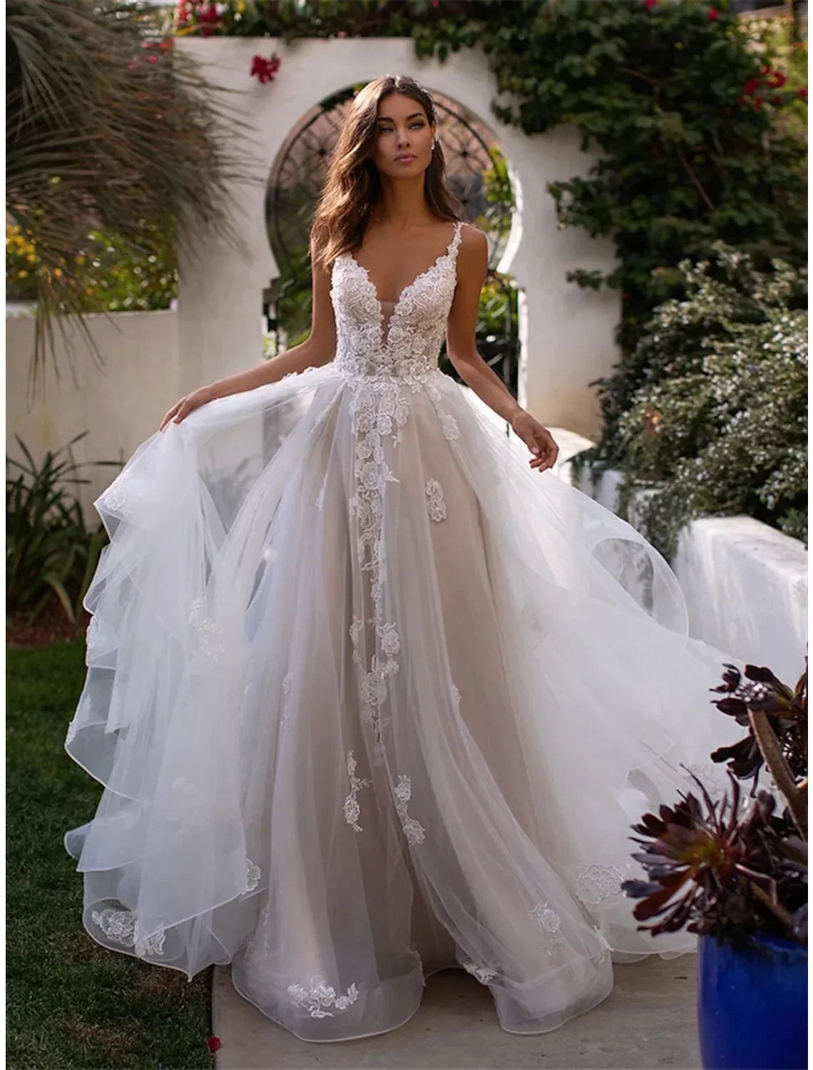 Beach Open Back Sexy Wedding Dresses Chapel Train A-Line Sleeveless V Neck With Appliques