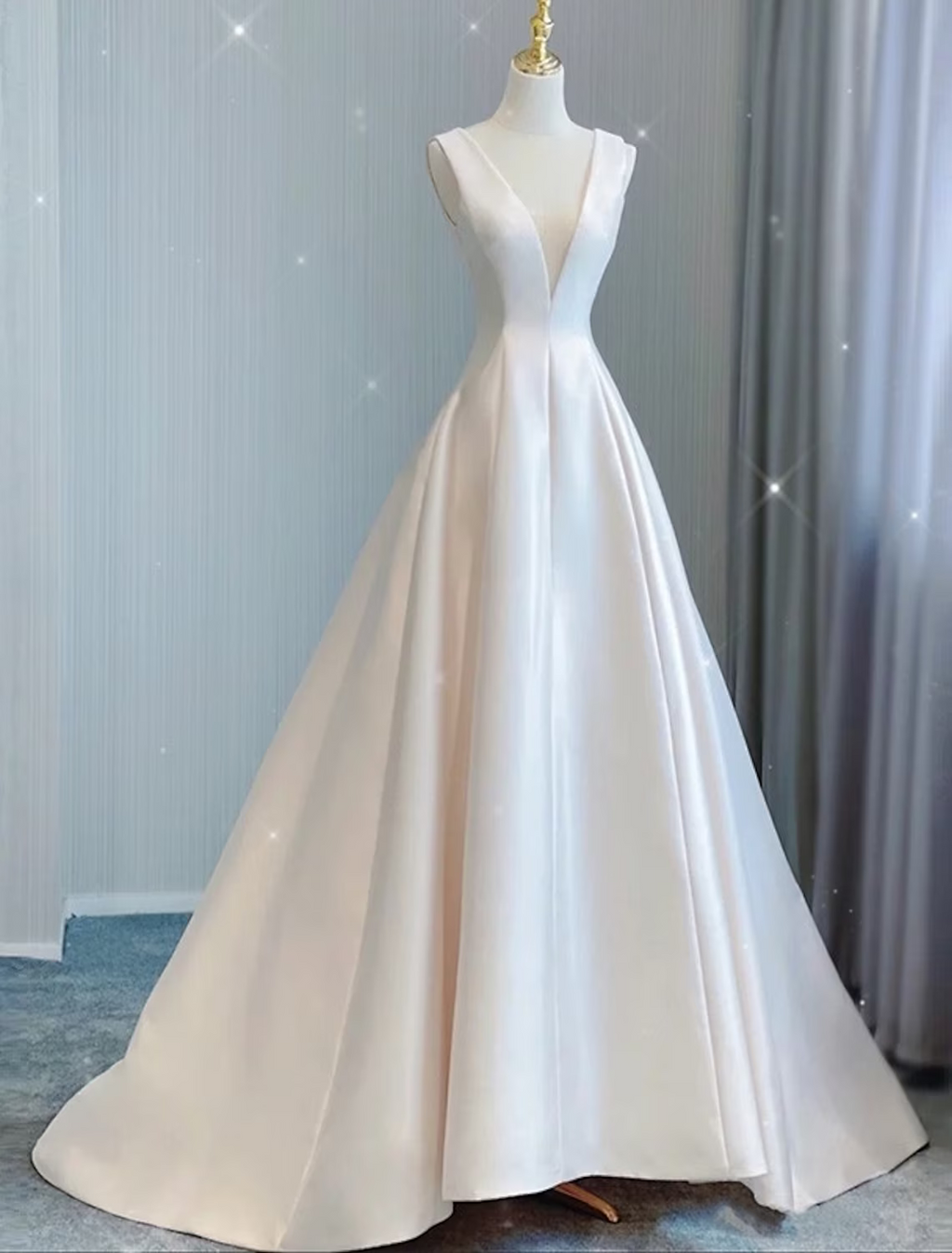Casual Wedding Dresses Court Train Sleeveless V Neck With Bow(s) Pleats