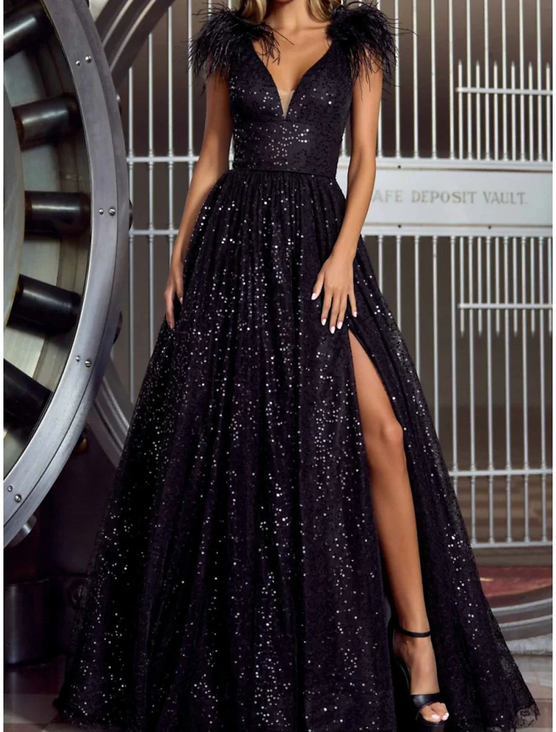 Black Evening Gown Sparkly Dress Plus Size Formal Sweep / Brush Train Short Sleeve V Neck with Feather