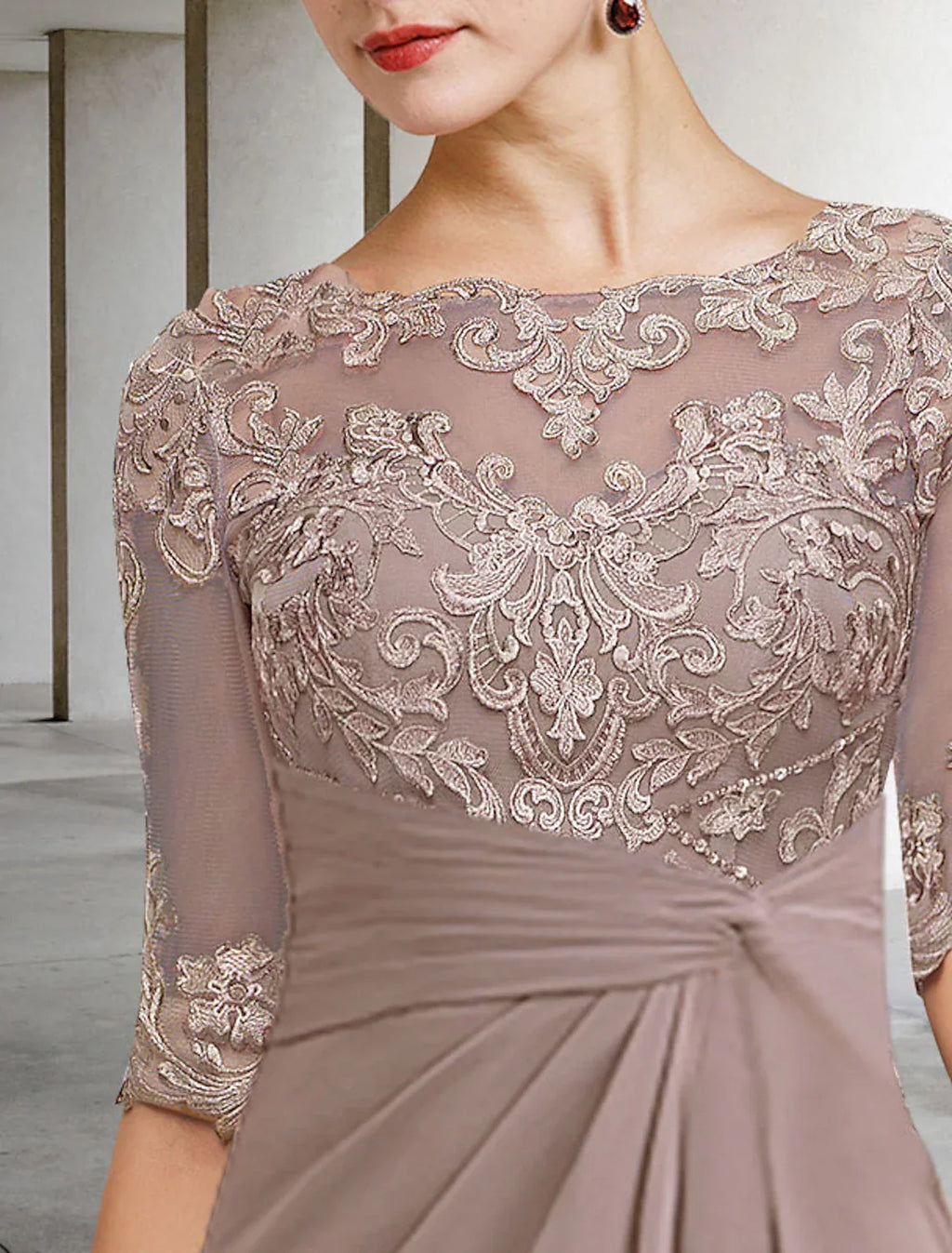 Sheath / Column Mother of the Bride Dress Fall Wedding Guest Dresses Plus Size Elegant Jewel Neck Floor Length Short Sleeve with Appliques Side-Draped