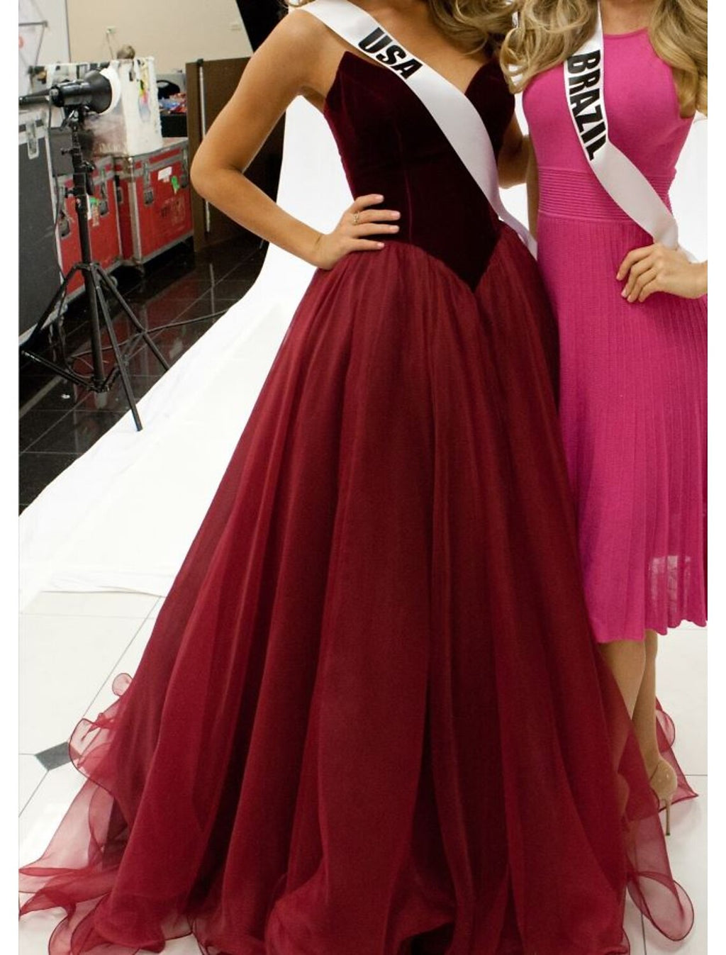 Celebrity Style Elegant Prom Formal Evening Birthday Dress V Neck Sleeveless Floor Length with Pleats
