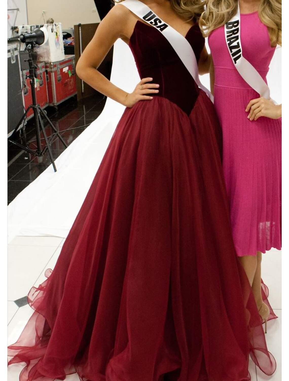 Celebrity Style Elegant Prom Formal Evening Birthday Dress V Neck Sleeveless Floor Length with Pleats