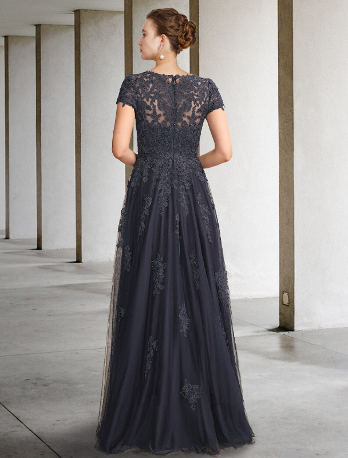 Ball Gown Mother of the Bride Dress Luxurious Elegant Jewel Neck Floor Length Short Sleeve with Crystals Appliques