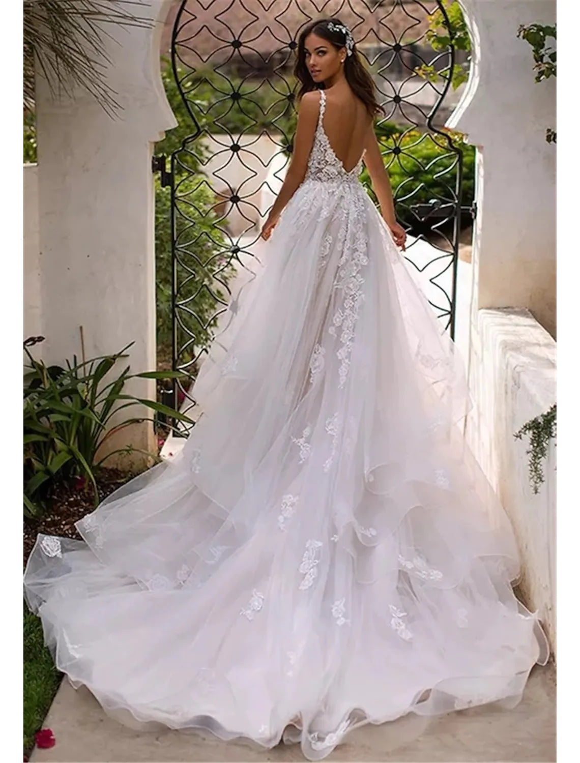 Beach Open Back Sexy Wedding Dresses Chapel Train A-Line Sleeveless V Neck With Appliques