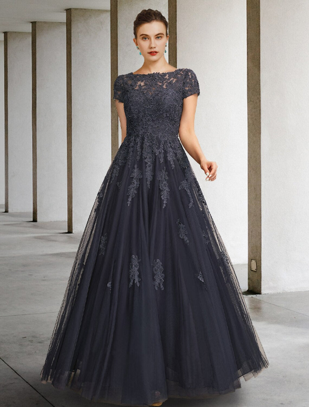 Ball Gown Mother of the Bride Dress Luxurious Elegant Jewel Neck Floor Length Short Sleeve with Crystals Appliques