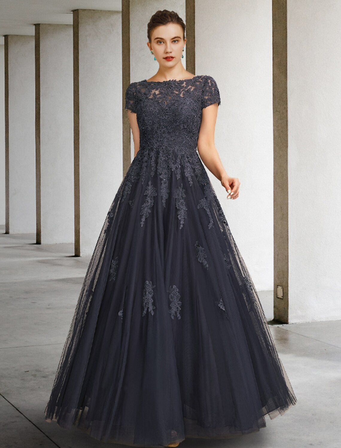 Ball Gown Mother of the Bride Dress Luxurious Elegant Jewel Neck Floor Length Short Sleeve with Crystals Appliques
