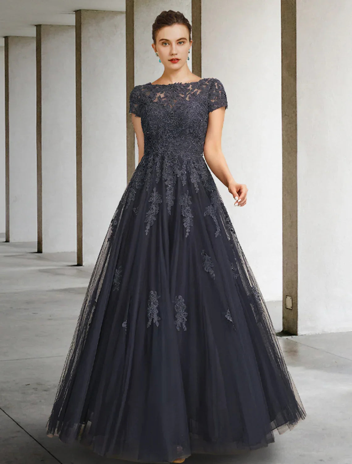 Ball Gown Mother of the Bride Dress Elegant Floor Length Short Sleeve Crystals Appliques