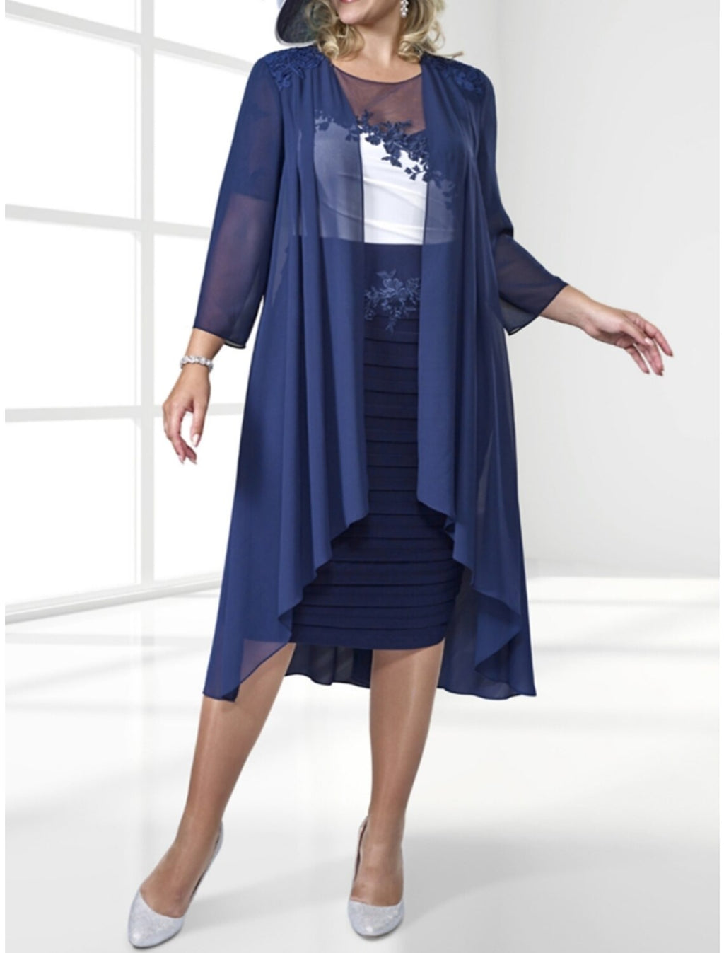 Sheath / Column Mother of the Bride Dress Wedding Guest Elegant Petite Scoop Neck Knee Length Long Sleeve with Appliques Ruching