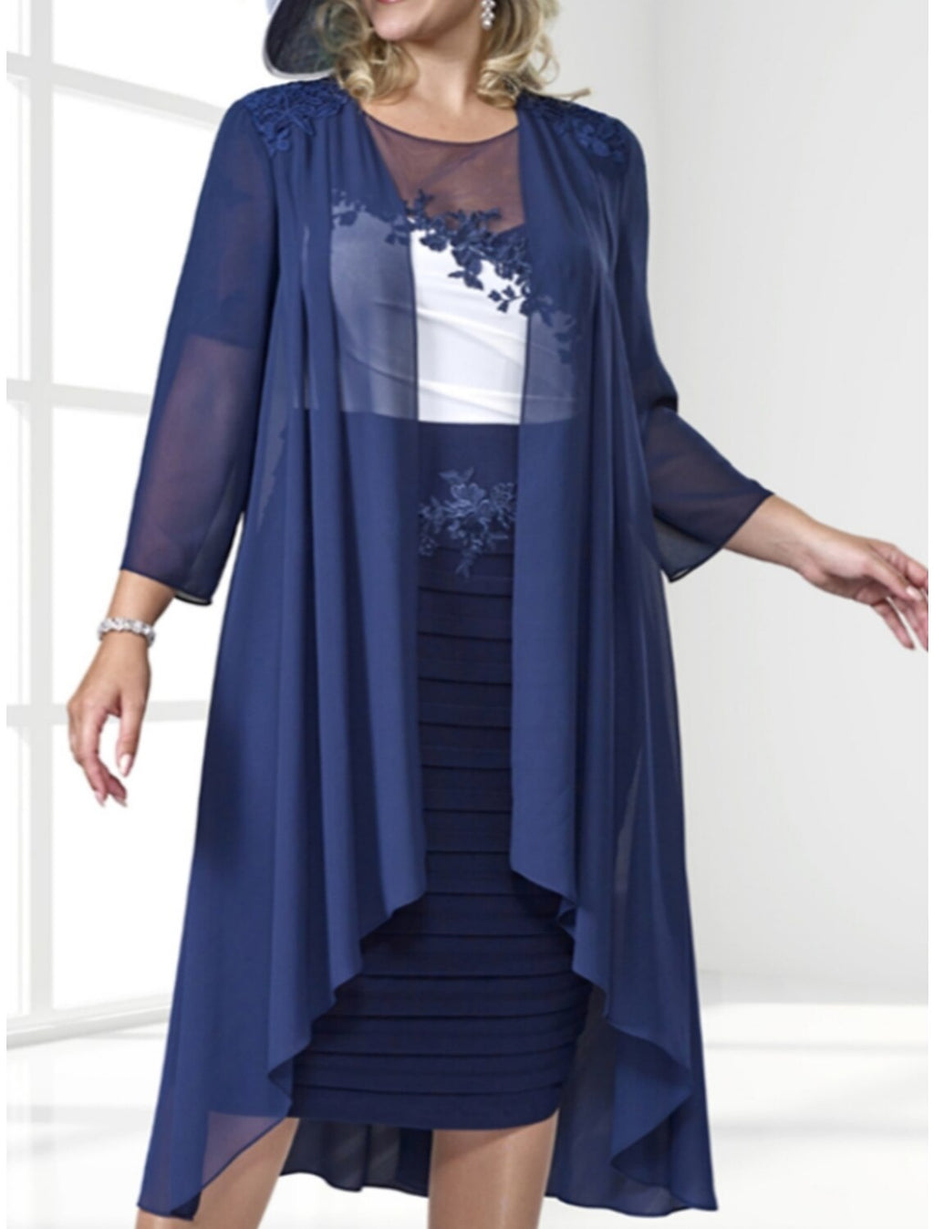 Sheath / Column Mother of the Bride Dress Wedding Guest Elegant Petite Scoop Neck Knee Length Long Sleeve with Appliques Ruching