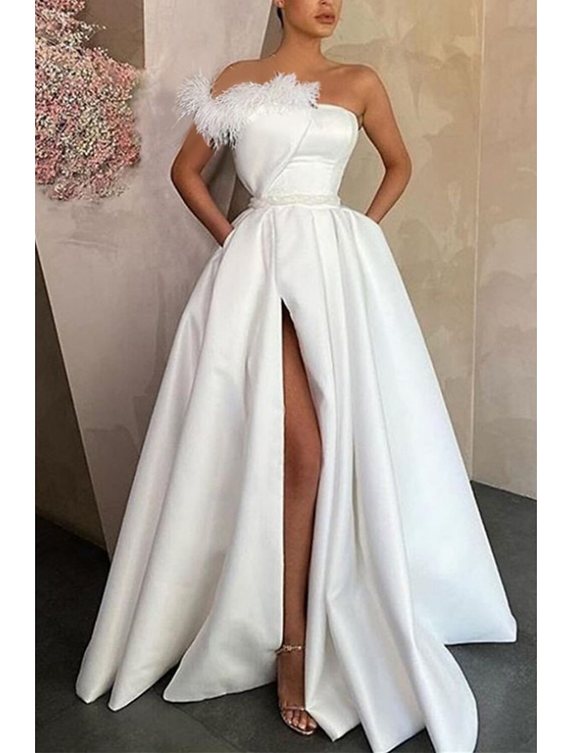 Black Sheath / Column Evening Gown Party Dress Wedding Guest Tie Gala Floor Length Sleeveless Strapless with Feather Slit