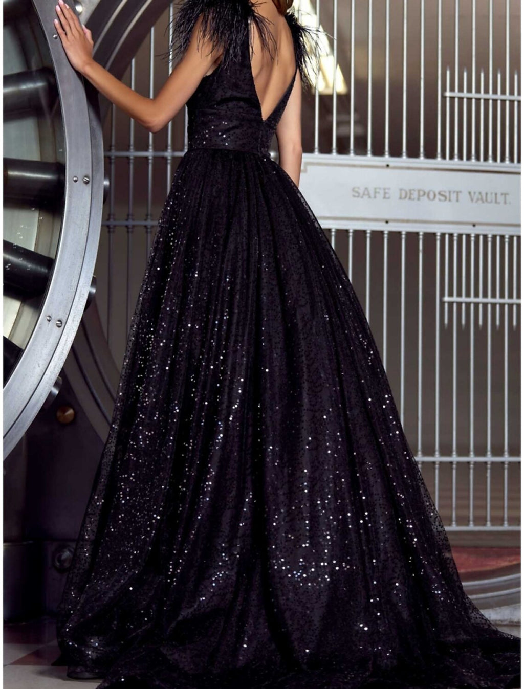 Black Evening Gown Sparkly Dress Plus Size Formal Sweep / Brush Train Short Sleeve V Neck with Feather