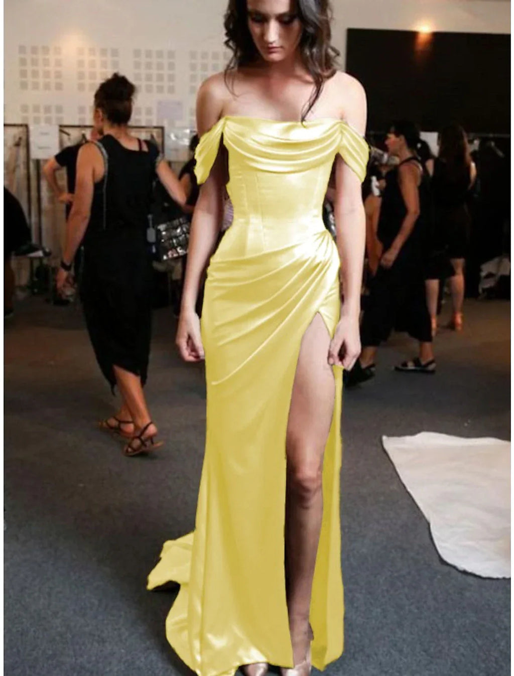Sheath / Column Prom Dresses Minimalist Dress Evening Party Sweep / Brush Train Sleeveless Strapless Charmeuse with Pleats Ruched Slit