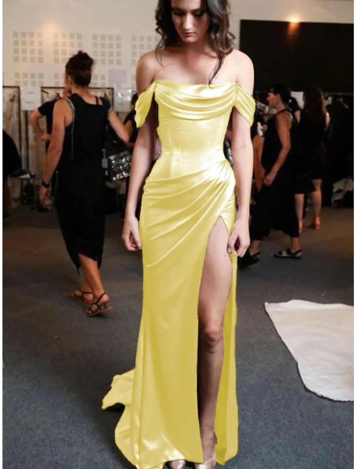 Sheath / Column Prom Dresses Minimalist Dress Evening Party Sweep / Brush Train Sleeveless Strapless Charmeuse with Pleats Ruched Slit