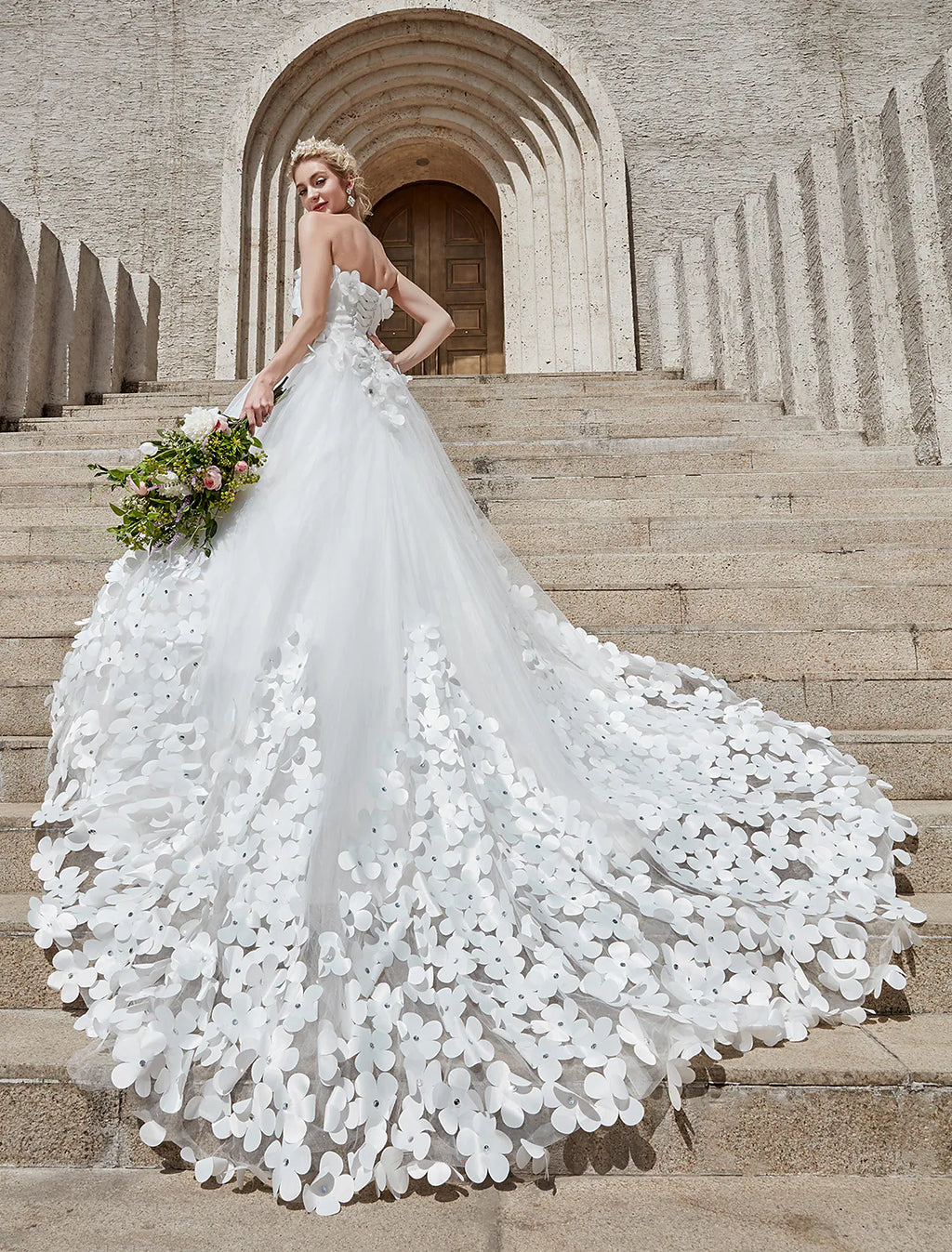 Engagement Open Back Formal Wedding Dresses Ball Gown Strapless Strapless With Crystals Flower